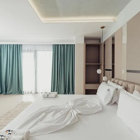 Delight & 4* Golem (Tirana)