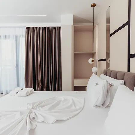 Delight & Ξενοδοχείο Golem (Tirana)